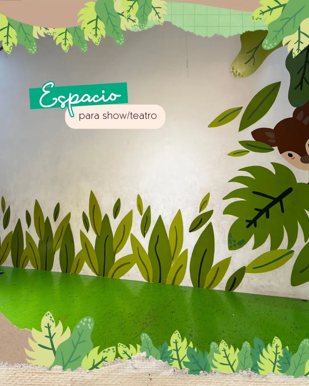 Espacio para show y teatro, con la pared pintada de pastizal y un ciervito